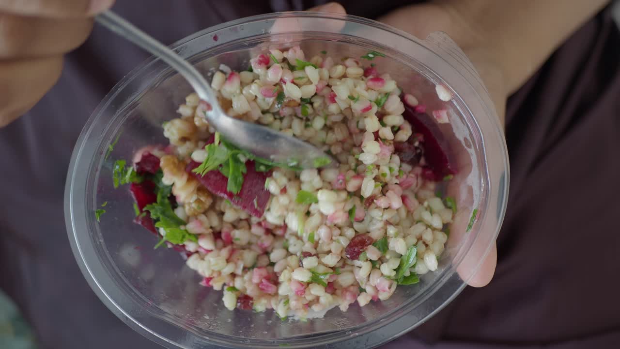Primo piano di una ciotola di insalata con noci, barbabietole e prezzemolo