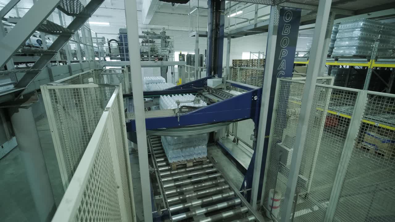 Modern strapping and transporting machine for packaging line at beverage plant