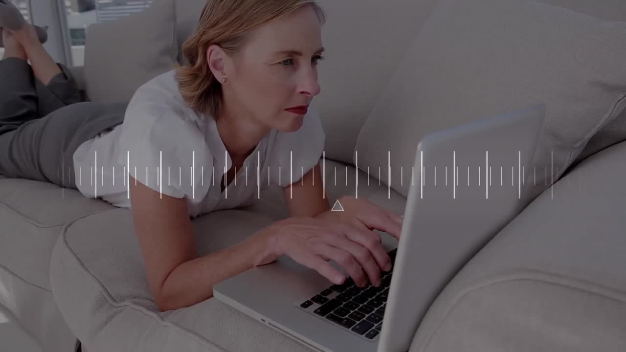 노트북을 사용하는 백인 여성에 대한 데이터 처리 애니메이션