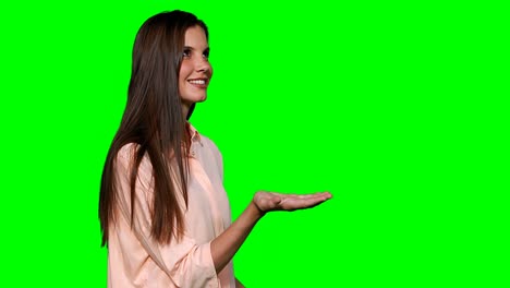 mujer fingiendo tocar la pantalla digital