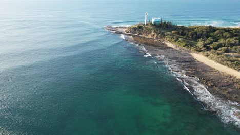 Ikonischer-Leuchtturm-Von-Point-Cartwright-Neben-Einem-Wassertank-Mit-Atemberaubendem-Blick-Auf-Die-Küste-In-Queensland,-Australien