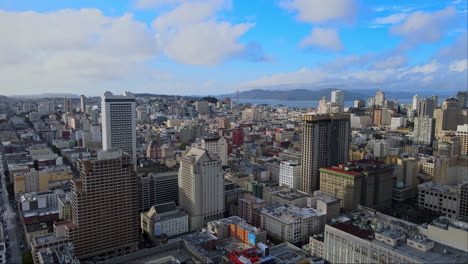 San-Francisco-Union-Square-neighbourhood-with-Golden-Gate-Bridge-in-the-background,-USA