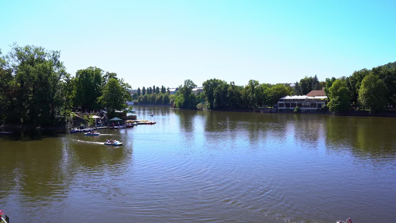 체코 프라하 의  ⁇ 은 날 에 볼타바 강 에서 페달 보트 를 타고 있는 부부