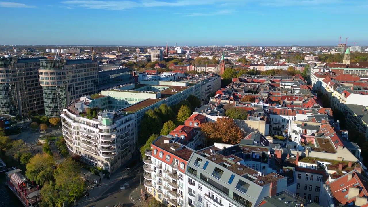 Landwehrkanal in Berlin, Deutschland, umgeben von Gebäuden und Herbstbäumen an einem sonnigen Tag. Magische Luftaufnahme, Drohnenflug, Panorama, Überblick