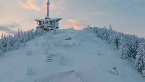 lysa hora durante el amanecer de invierno, toma avanzada de drones, primeros planos, beskydy uhd