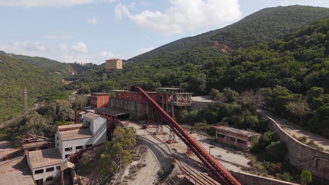 Edifici e macchinari conservati della Miniera di Sanna nel complesso minerario di Montevecchio, nella Sardegna sud-occidentale, Italia. Ripresa aerea con drone