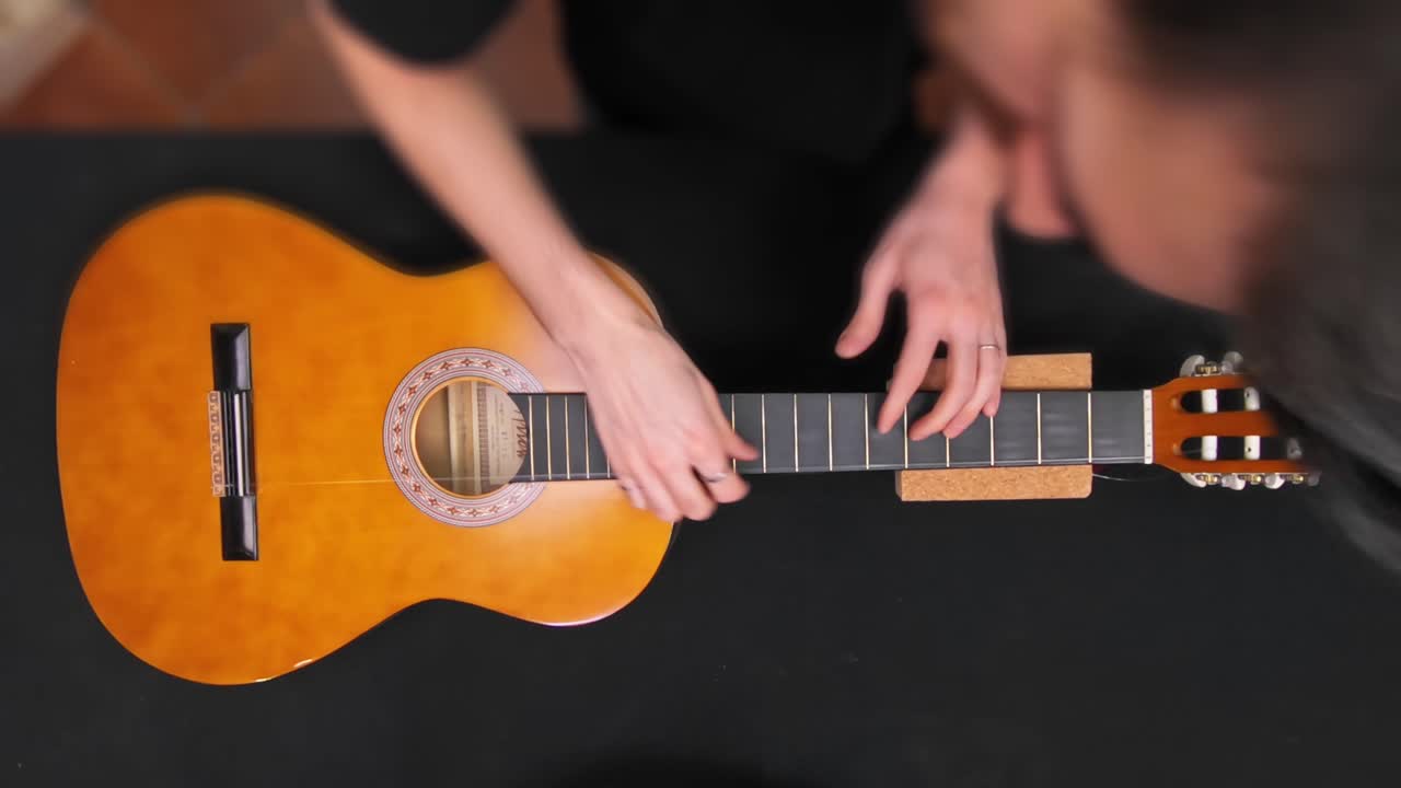 afinar una guitarra acústica a mano