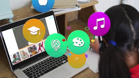 animación de iconos coloridos sobre una estudiante biracial que usa una computadora portátil para una lección en línea