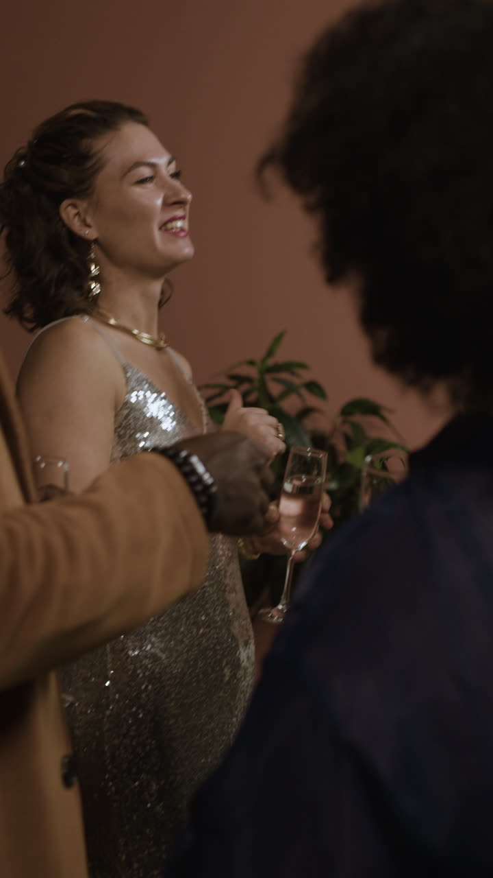 Amici che festeggiano a una festa