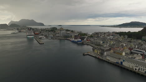 Schöner-Horizonthintergrund-Unter-Sonnenuntergangshimmel,-Hafen-Von-Alesund,-Norwegen