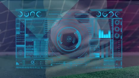 animación de la interfaz con procesamiento de datos contra el primer plano de la pelota de fútbol rebotando en el campo de hierba.