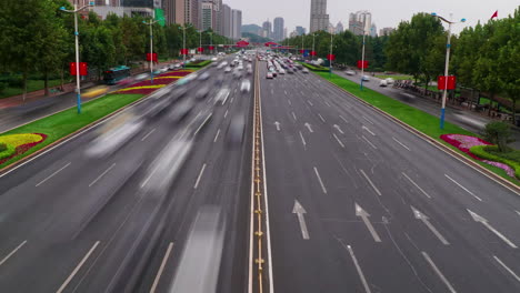 Lapso-De-Tiempo,-Atascos-De-Tráfico-Y-Congestión-Durante-El-Día,-Hora-Punta-En-La-Autopista-En-La-Ciudad-Moderna