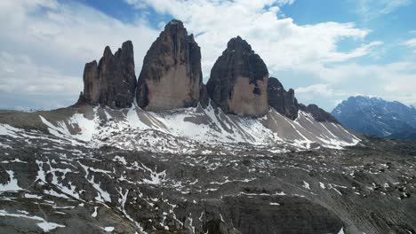 imágenes aéreas de primavera de tre cime di lavaredo cubierto de nieve en dolomiti, italia