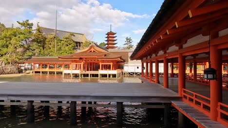 Itsukushima,-Miyajimacho,-Hatsukaichi-famous-shinto-temple-in-Japan