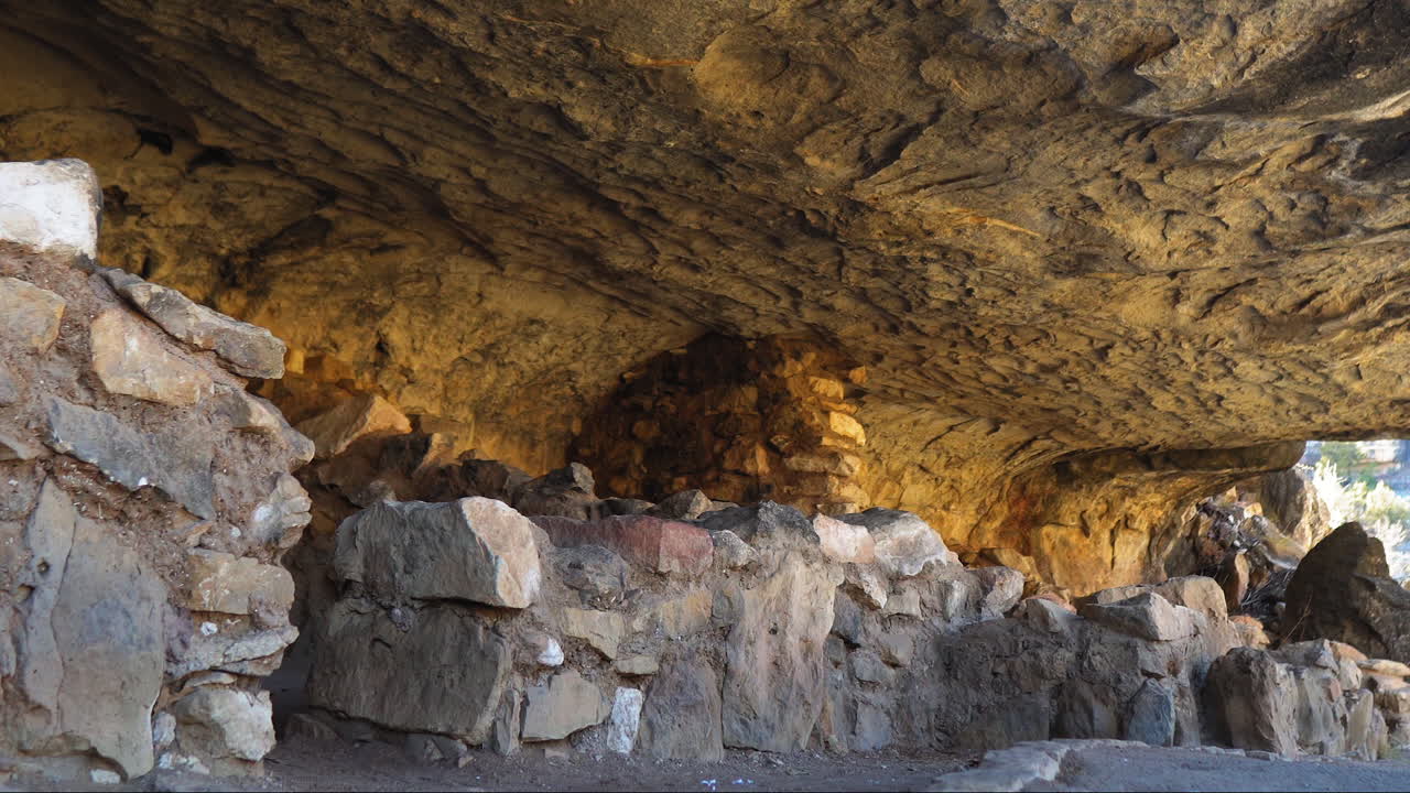 paredes de piedra arenisca de viviendas cueva en walnut canyon por sendero
