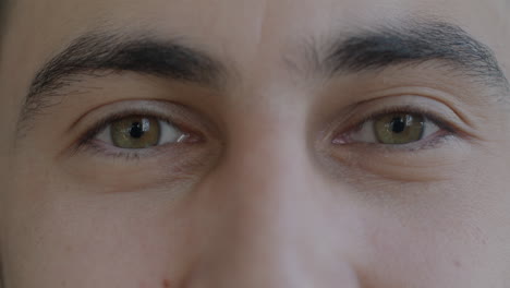 primer plano de los ojos de un hombre