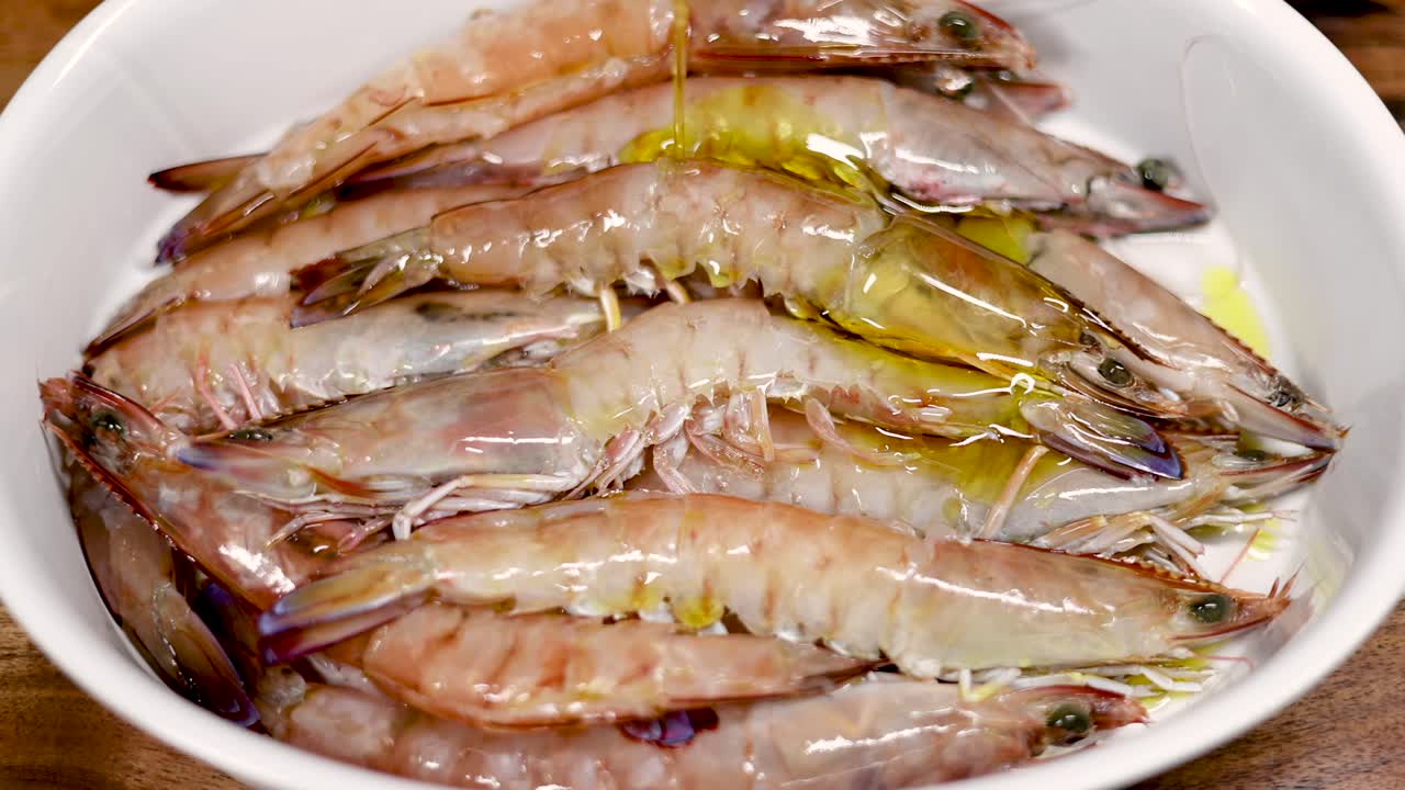 marinación secuencial de camarones en un entorno de cocina