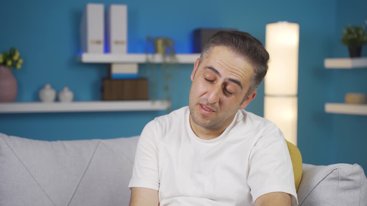 피곤하고 졸린 사람.