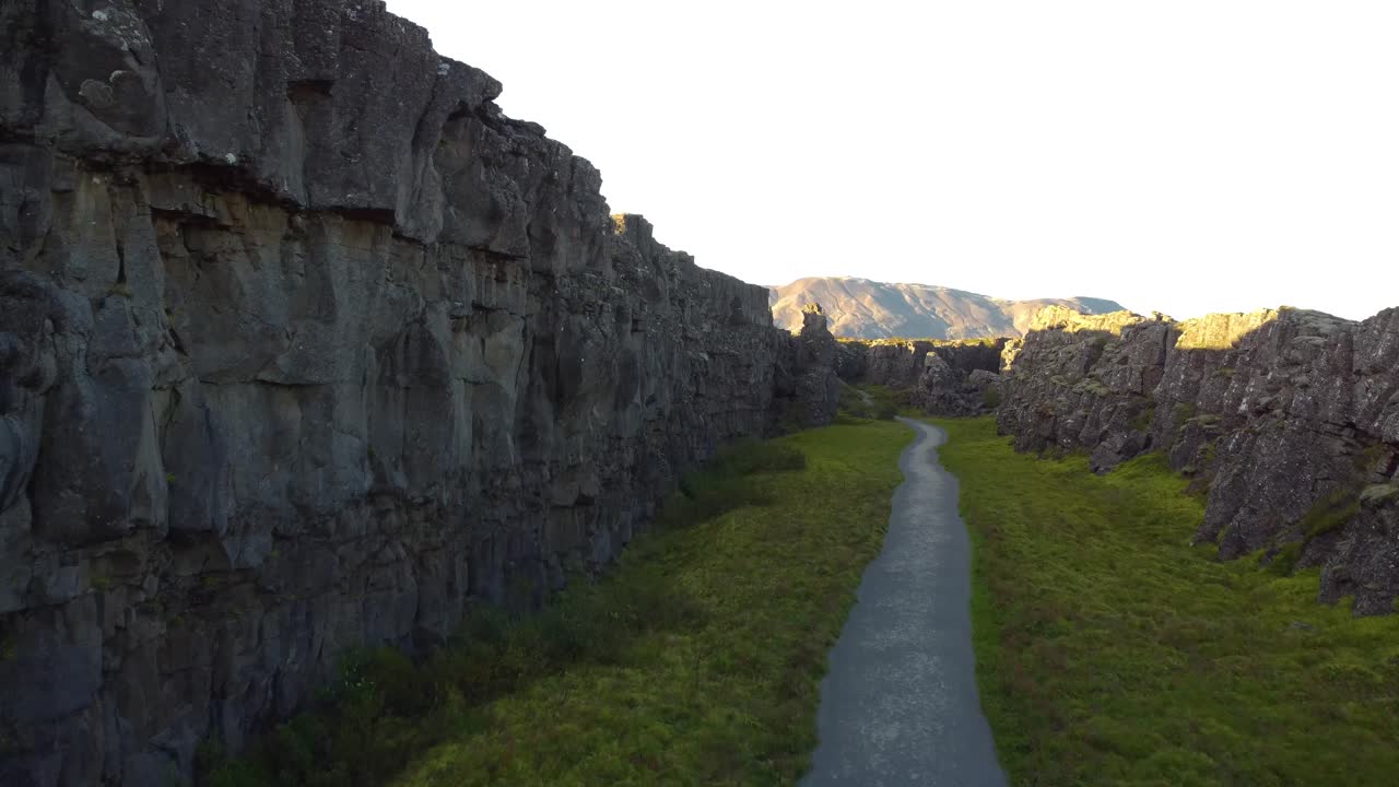 바위산 사이의 빈 길의 공중 드론 샷