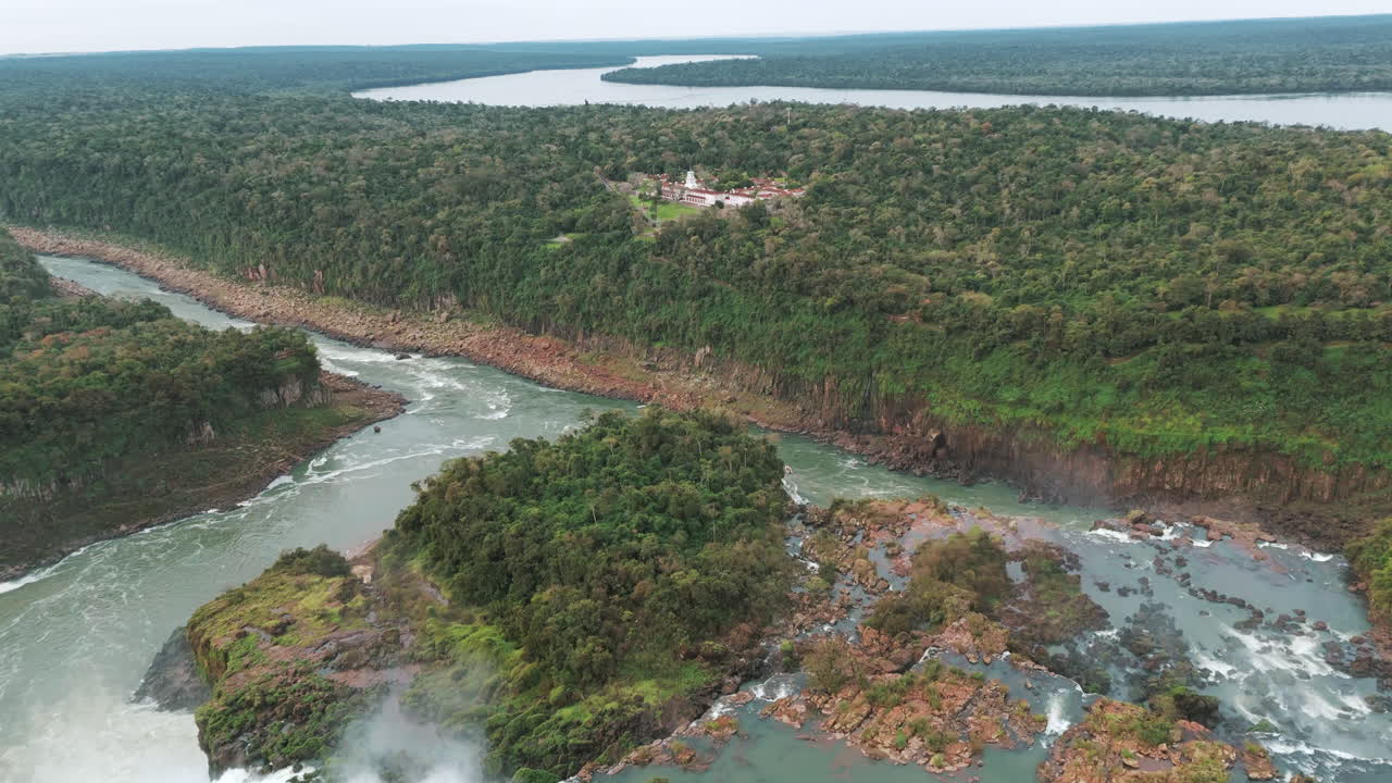 vista aérea de las cataratas del iguaçu, con el hotel belmond y el río iguaçu visibles en el fondo en el lado brasileño
