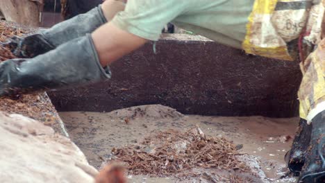 überschüssiges-Lederabfallmaterial,-Fertigungsaufgaben,-Mitarbeiterschutz