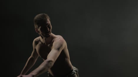 luchadores de capoeira realizando movimientos dinámicos en el escenario. artes marciales, danza y acrobacias en acción. atletas de pecho desnudo mostrando fuerza, flexibilidad y técnica bajo los reflectores