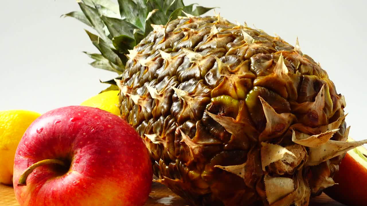 Natura morta con ananas, mele e limoni. Cibo sano