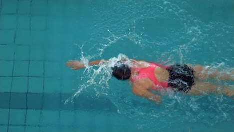 Fit-woman-swimming-in-the-swimming-pool