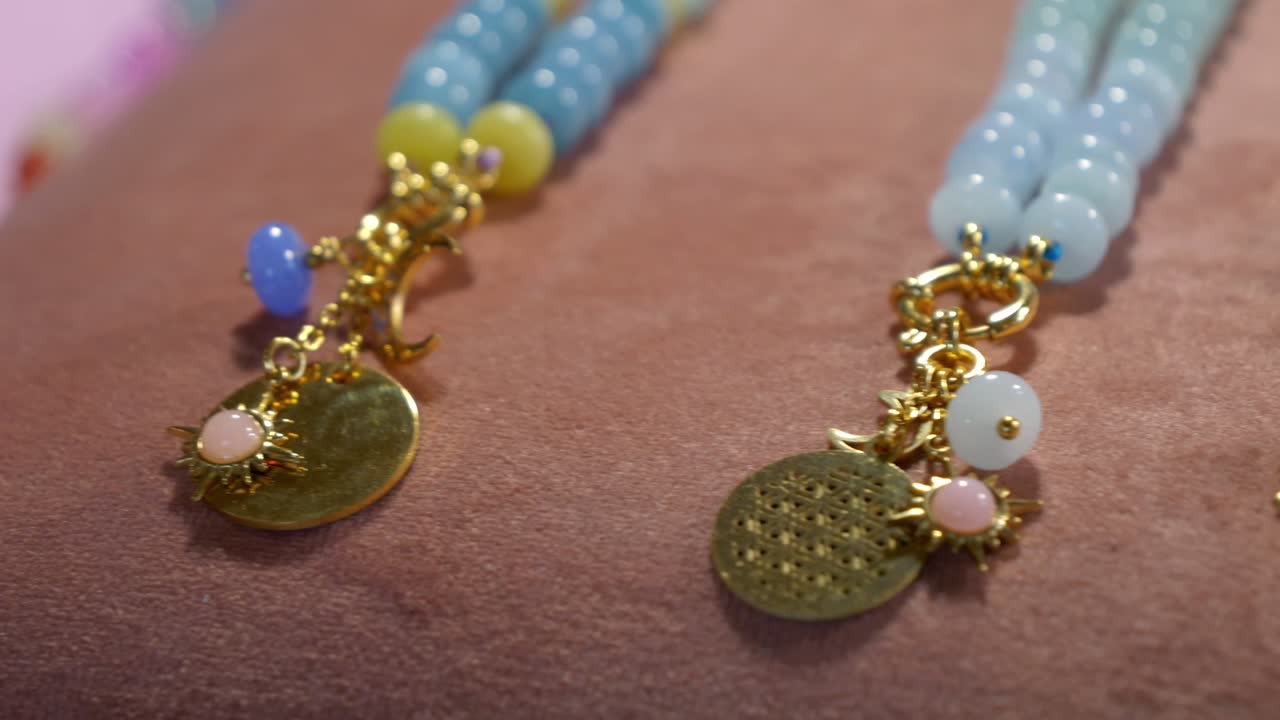 un cliente está mirando pulseras coloridas en un mercado de antigüedades