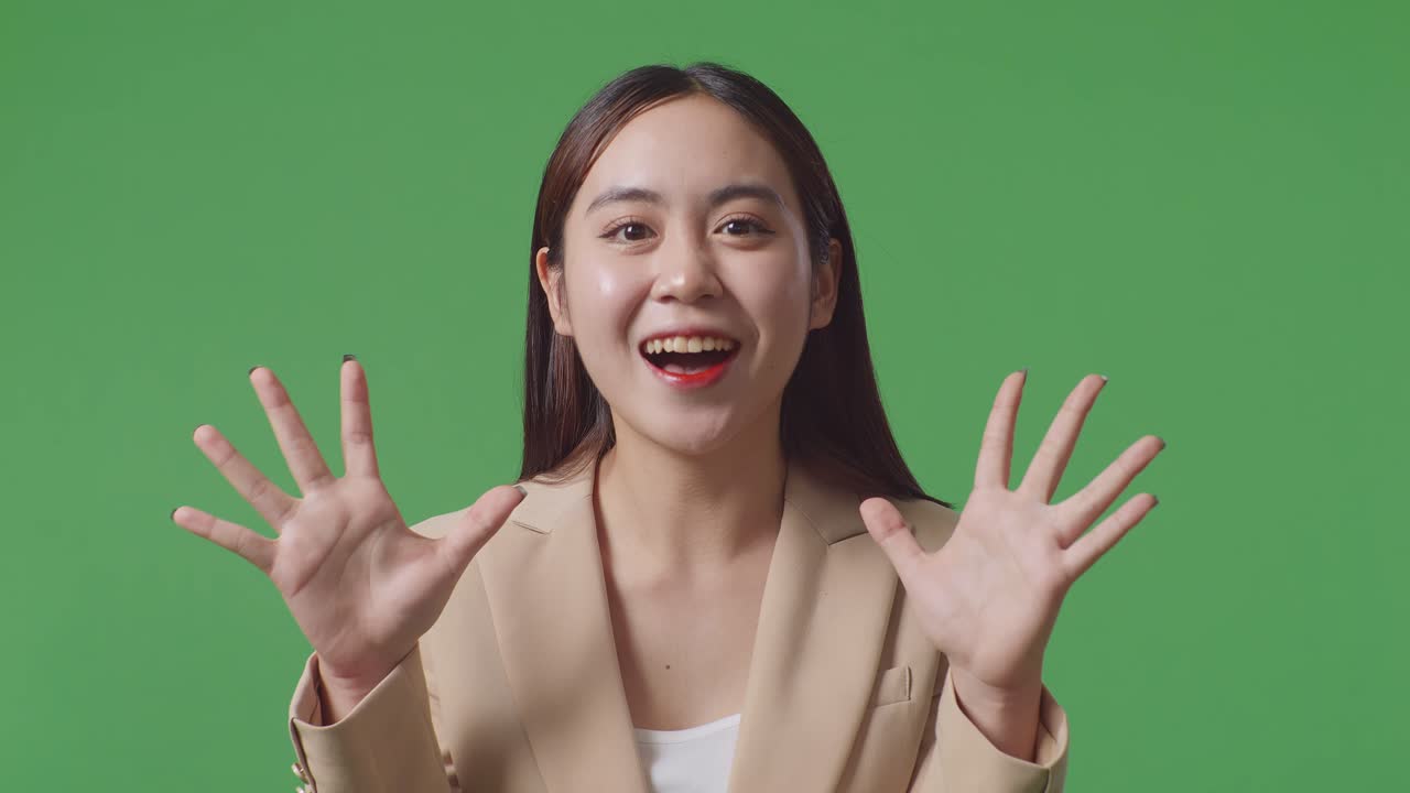 아시아 사업가 여성의 클로즈업, 제스처, 손, 손바닥, 와우, 그리고 녹색 스크린 스튜디오에서 미소 짓는 모습