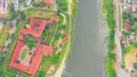 vista aérea del castillo de la orden teutónica en malbork, malbork, más grande por tierra en el mundo, sitio del patrimonio mundial de la unesco, polonia