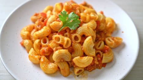 Macarrones-Con-Salsa-De-Tomate-Y-Cerdo-Picado,-Chop-Suey-Americano,-Goulash-Americano