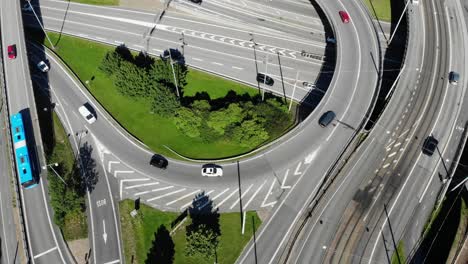 Vista-Superior-De-Los-Coches-Que-Circulan-Por-Una-Autopista-De-Varios-Niveles