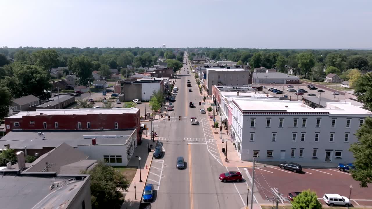 centro de geneseo, illinois con un video de avión no tripulado moviéndose hacia adelante bajo