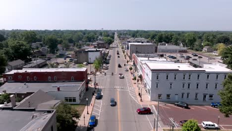 Centro-De-Geneseo,-Illinois-Con-Video-De-Drones-Avanzando-Bajo