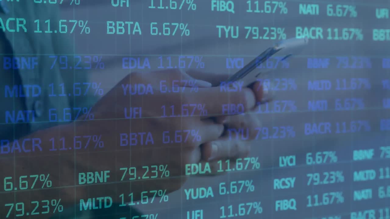 elaborazione dei dati del mercato azionario contro il close-up di una persona che utilizza uno smartphone