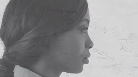 animación de una ecuación matemática en primer plano de una mujer afroamericana