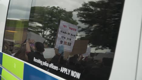 london blm manifestantes reflejo en la ventana de la furgoneta de la policía