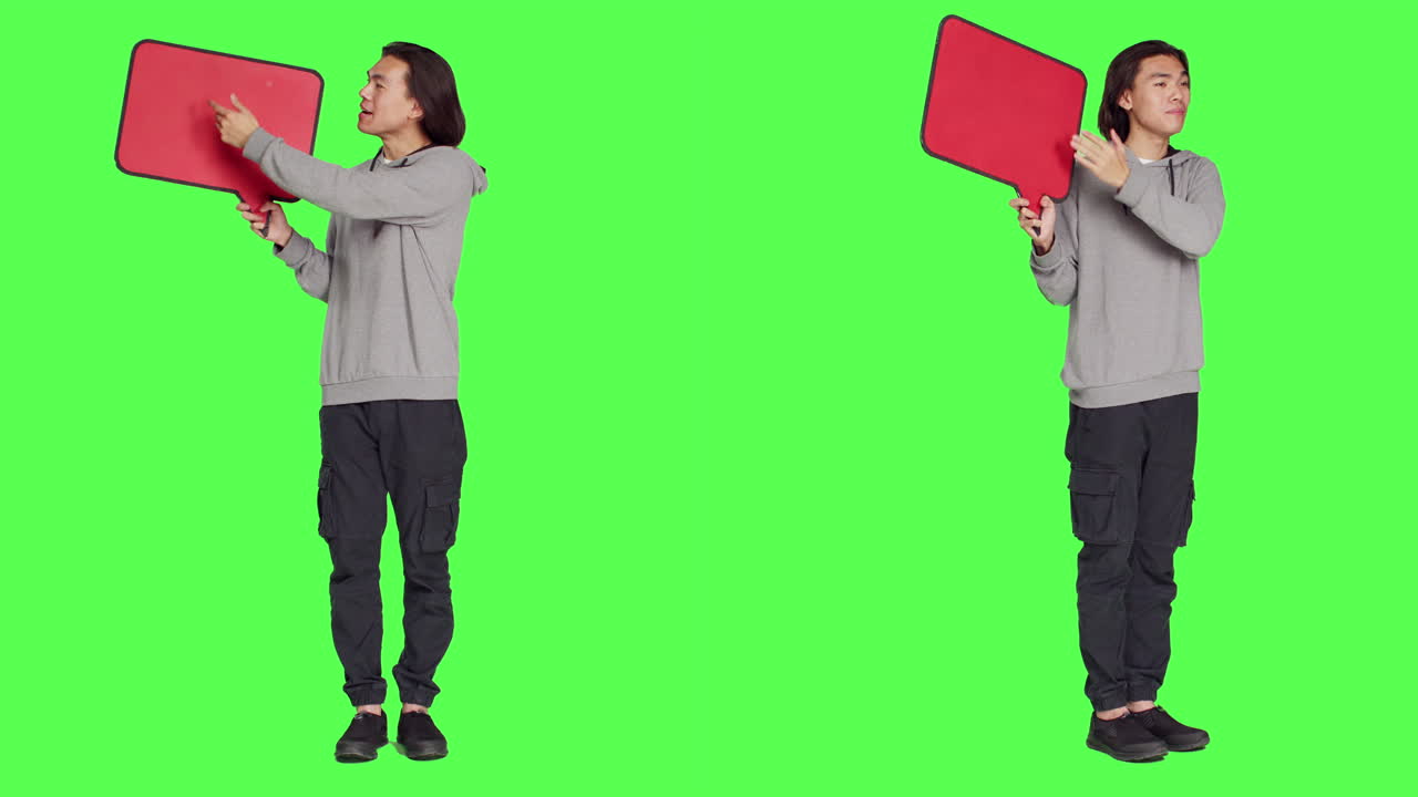 젊은 남자가 스튜디오에서 연설 거품을 보여줍니다.