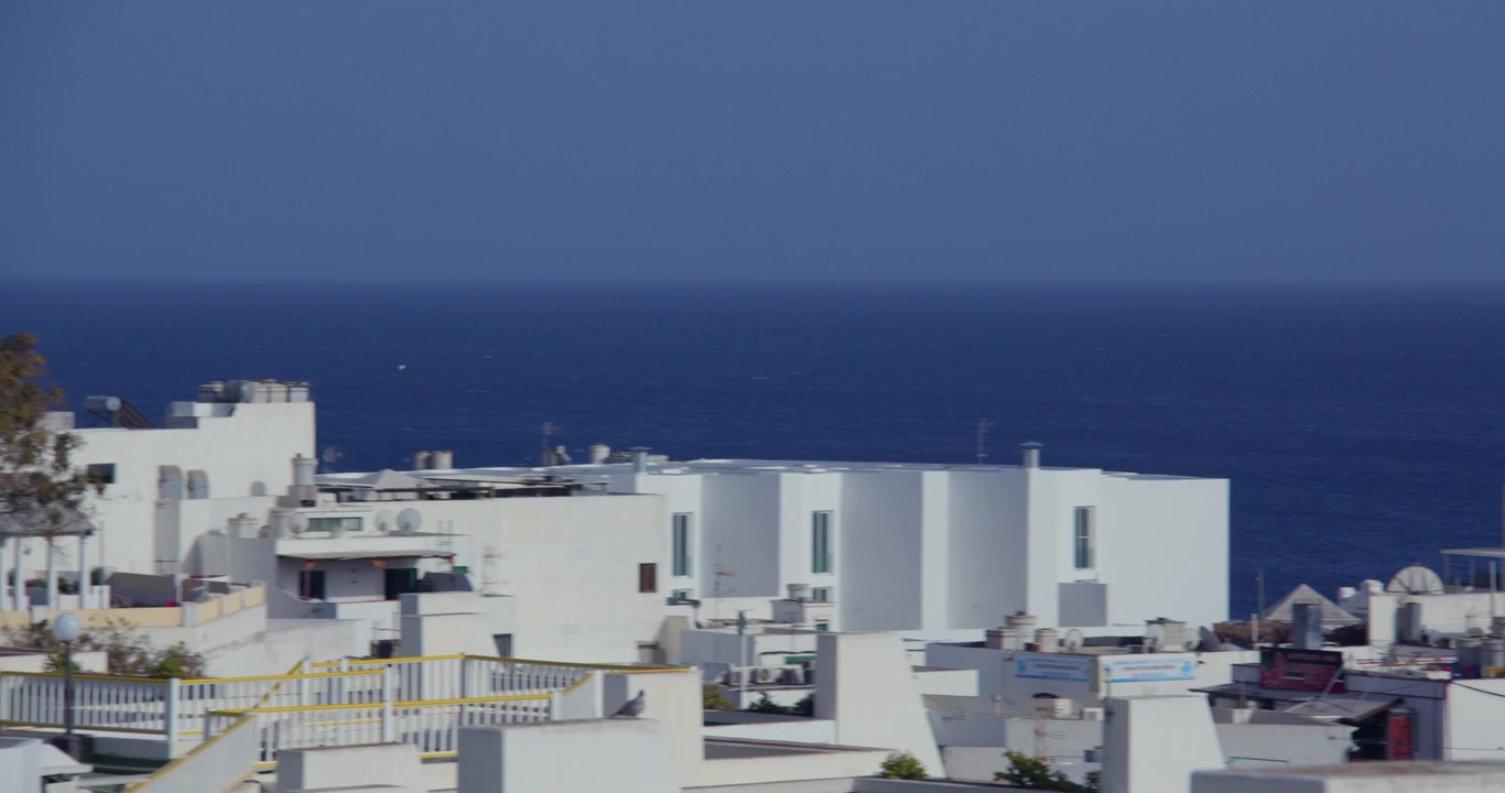 Inquadratura media con vista su edifici imbiancati a calce a Puerto del Carmen, Lanzarote, Isole Canarie