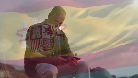 Animation-Der-Flagge-Spaniens-über-Einem-Kaukasischen-Mann-Am-Strand