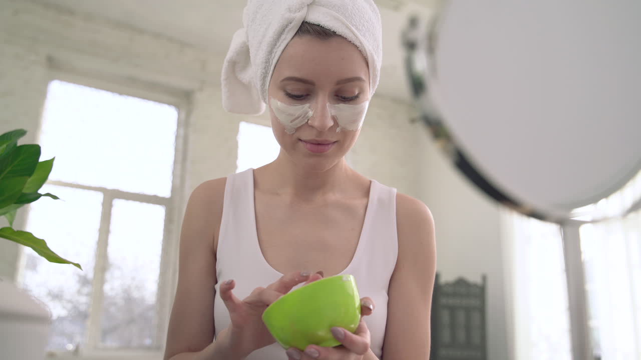 피부 관리를 위한 여성 적용 스크럽