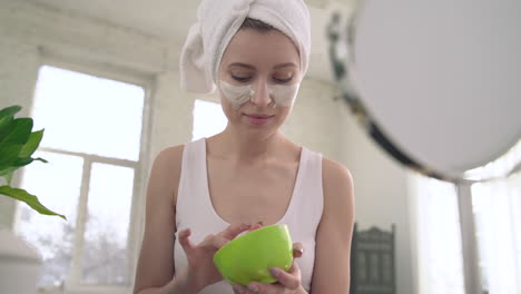 mujer aplicando exfoliante para el cuidado de la piel