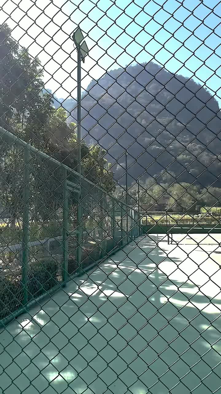 경고적 인 코끼리 표지판 을 가진 테니스 코트