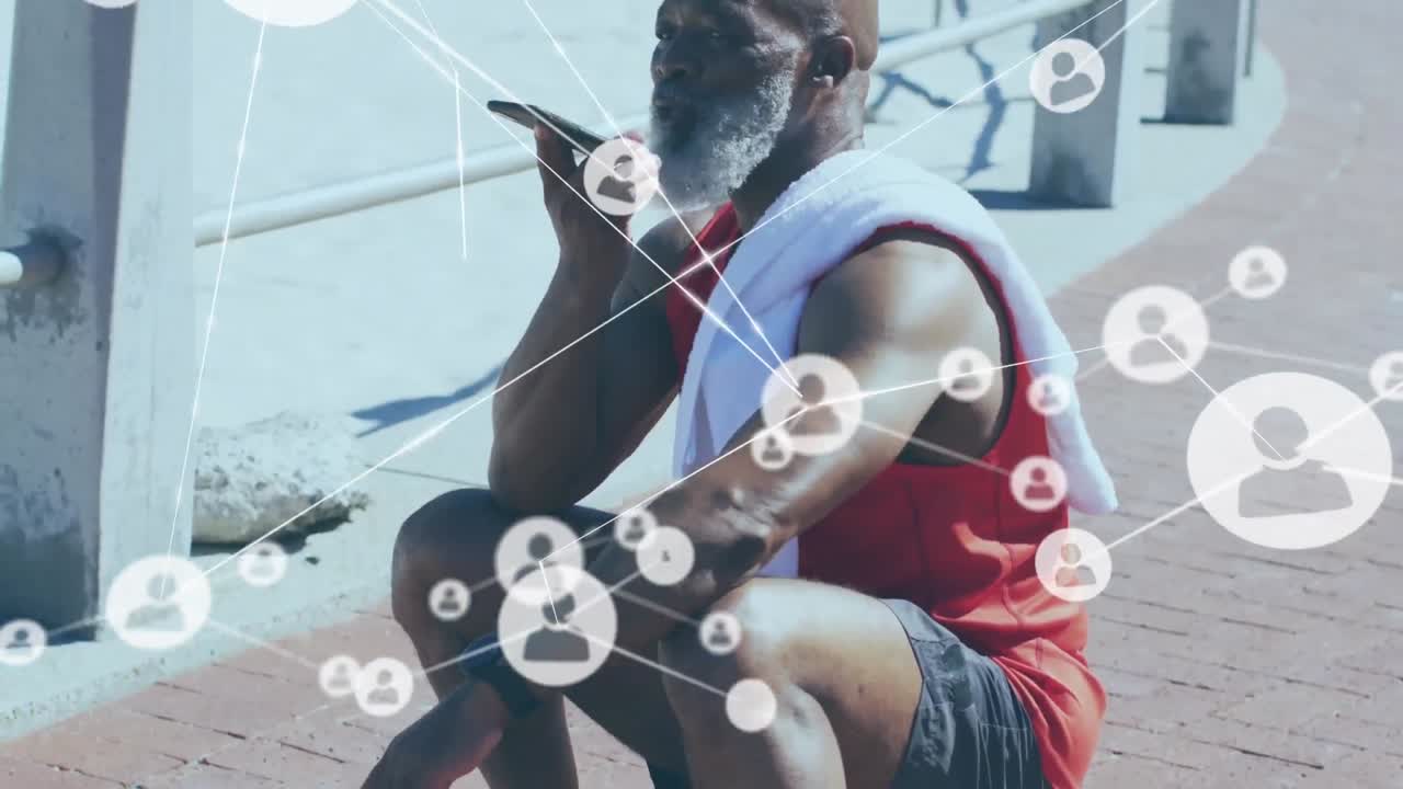 animación de una red de conexiones sobre un hombre afroamericano de edad avanzada que usa un teléfono inteligente en la playa