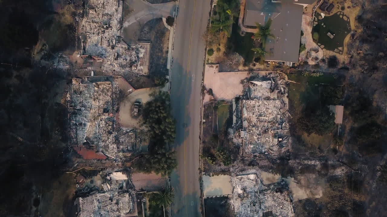 토마스 산불 9 이후 벤추라 캘리포니아에서 화재로 파괴된 언덕 위의 주택 위의 공중 9