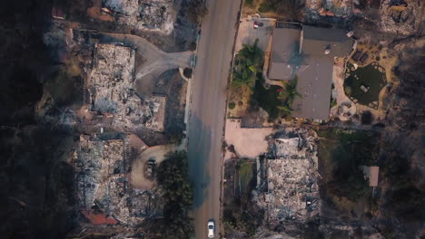 antena sobre casas en las laderas destruidas por el fuego en ventura california tras el incendio forestal thomas 9
