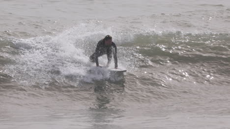 un hombre surfeando en una ola