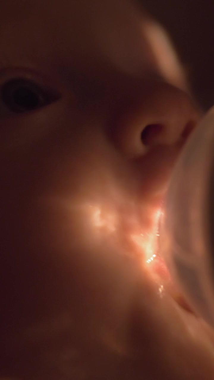 Mamma che dà l'acqua al bambino