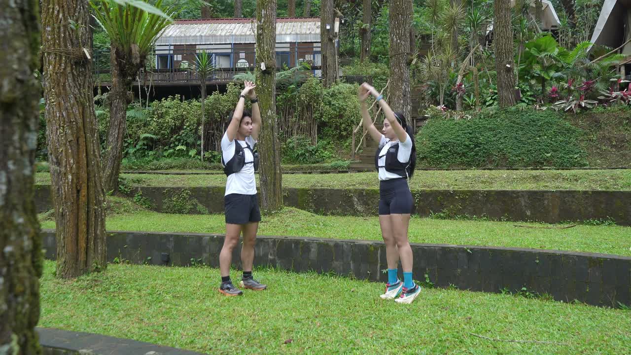 커플 이 야외 에서 스트레칭 하고 있다